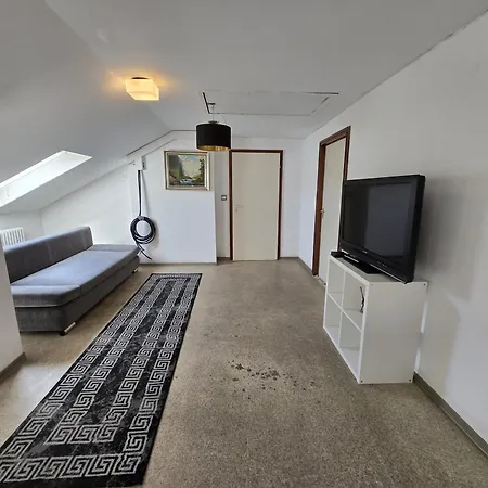 Freundliches Mit Gemeinschaftskueche Und Gemeinschaftsbad Quarto em Acomodações Particulares *